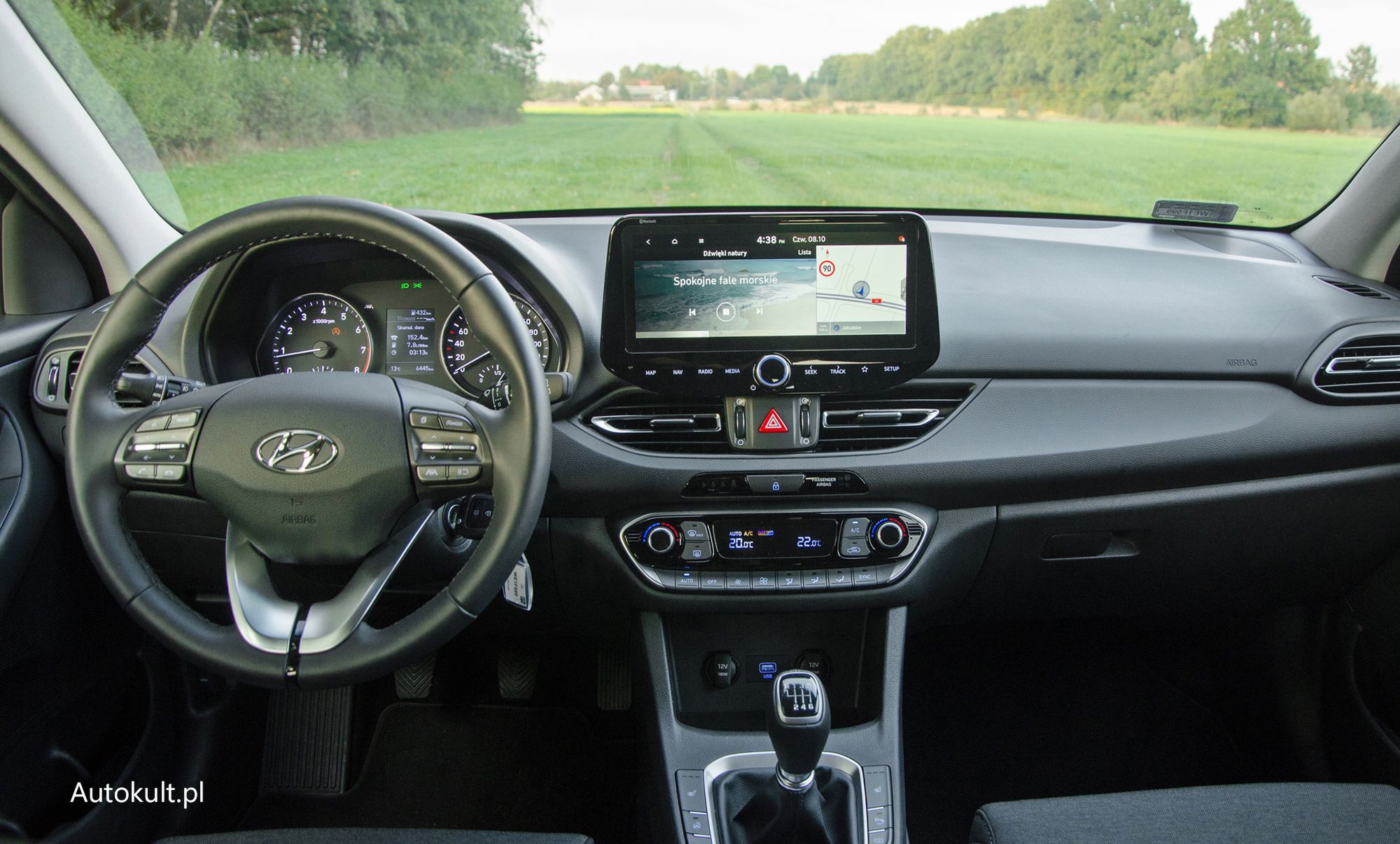 Już w drugiej wersji wyposażenia auto oferuje pełną elektrykę w zakresie podstawowym oraz multimedia i dwustrefową klimatyzację.