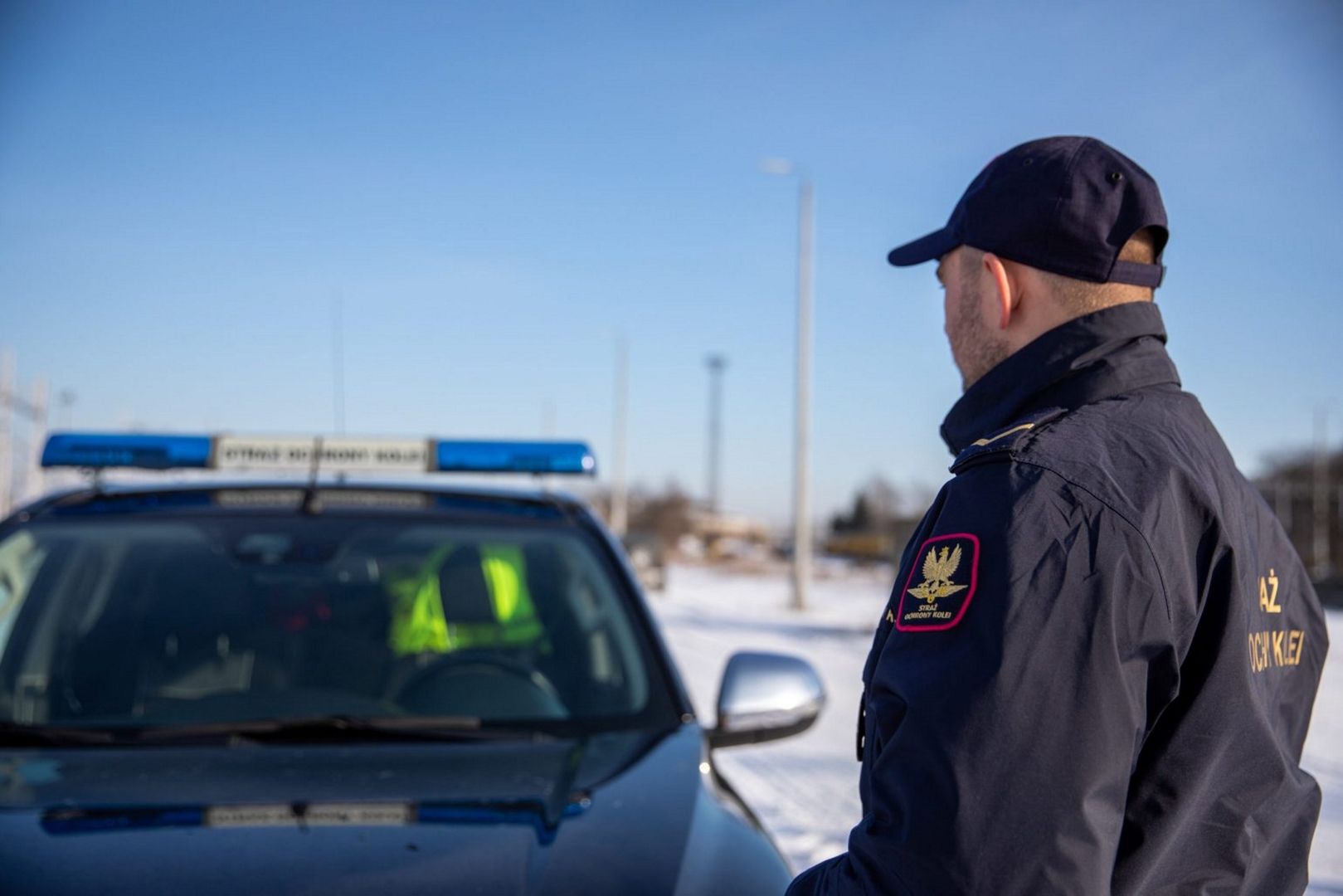 Kobieta leżała na środku drogi. Oto co zrobił jej partner