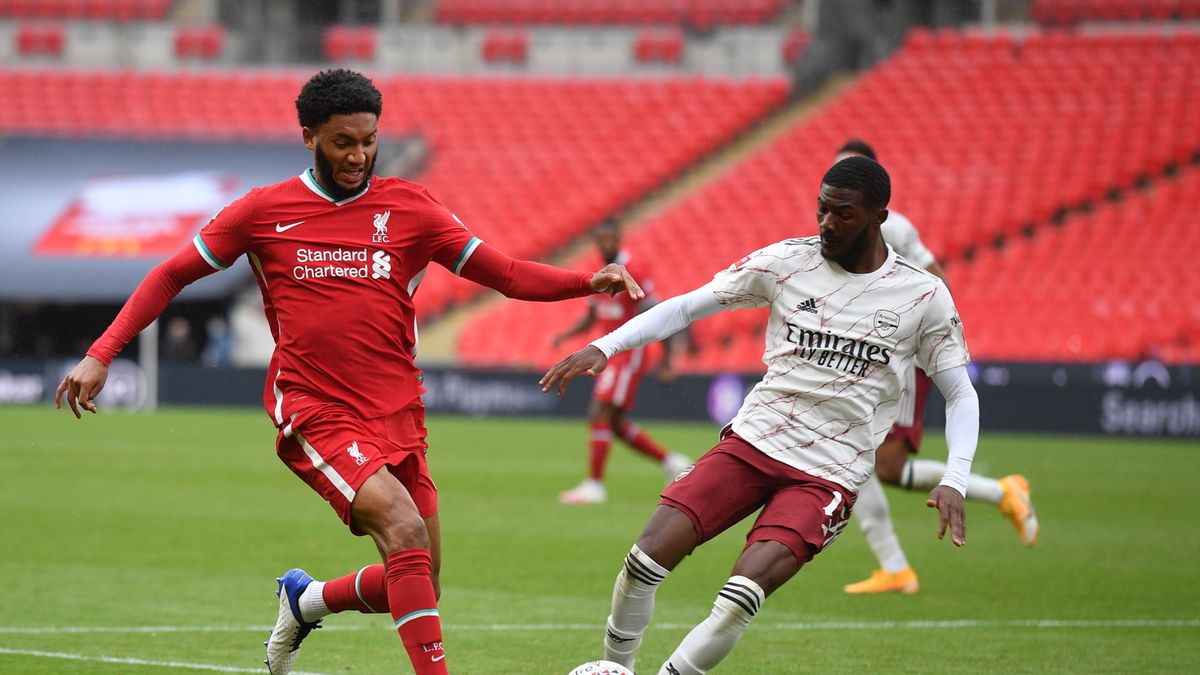 PAP/EPA / Justin Tallis / Na zdjęciu: Joe Gomez (z lewej) i Ainsley Maitland-Niles