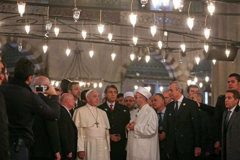 Papież Franciszek w Stambule. Wszedł do Błękitnego Meczetu