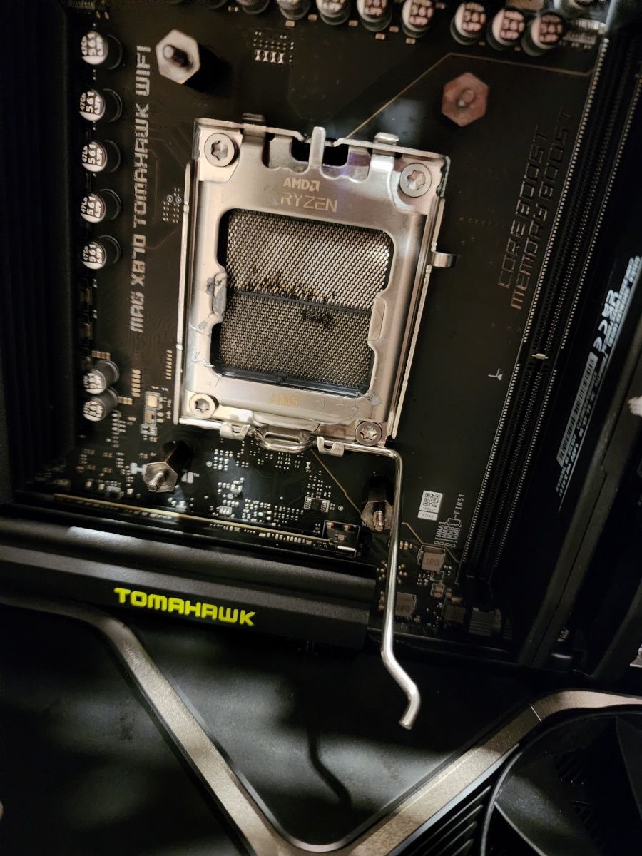Uszkodzona płyta główna MSI MAG X870 Tomahawk WIFI