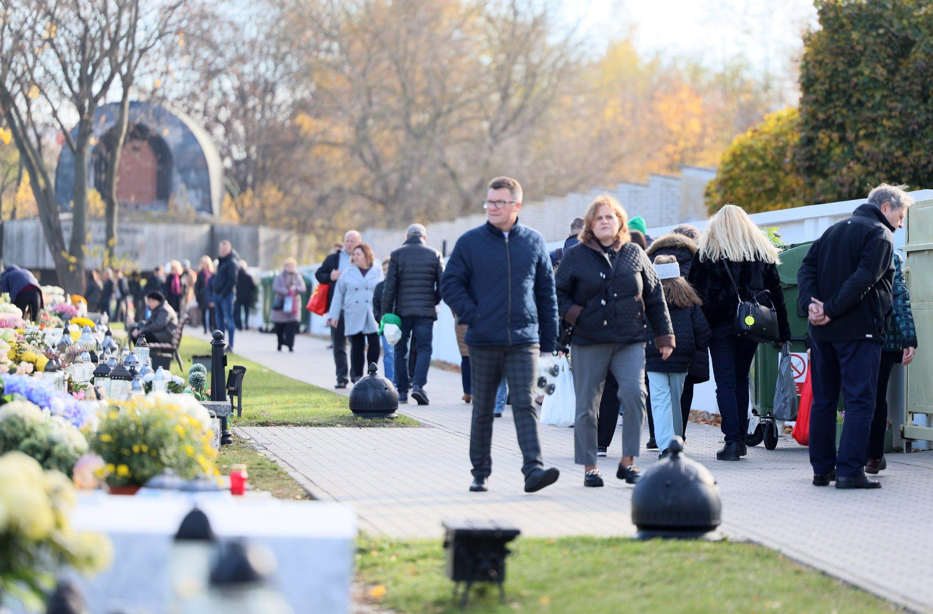 Dzień Wszystkich Świętych na cmentarzu przy ulicy Unickiej w Lublinie.