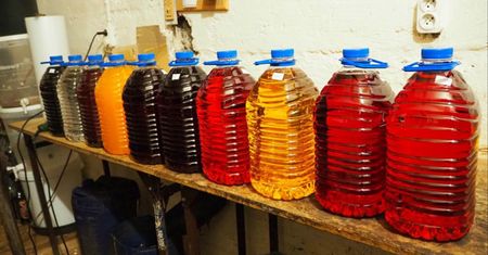 Skarbówka ostrzega przed alkoholem z bazarów. Prawie 200 akcji służb
