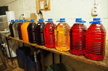 Skarbówka ostrzega przed alkoholem z bazarów. Prawie 200 akcji służb