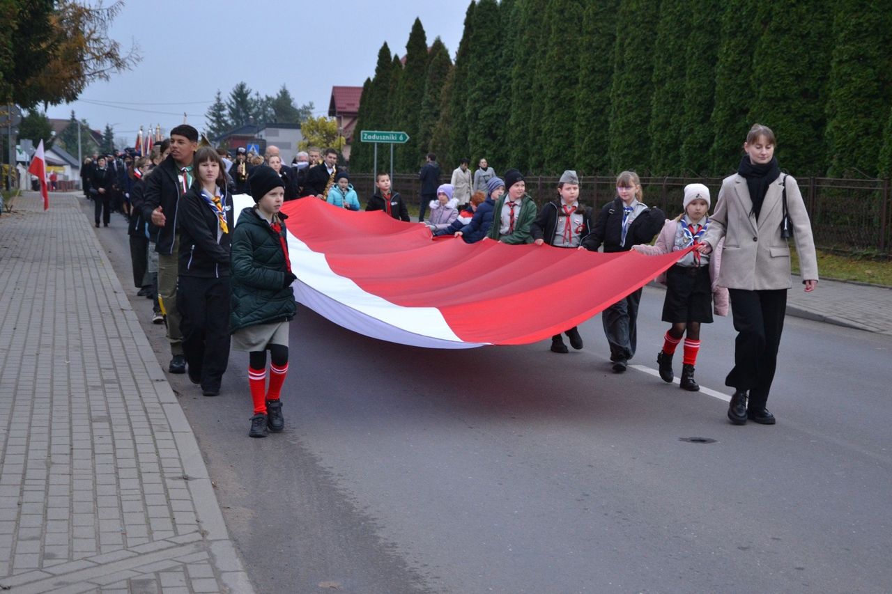 Wielgie: Msza święta za Ojczyznę, przemarsz pod pomnik i złożenie kwiatów