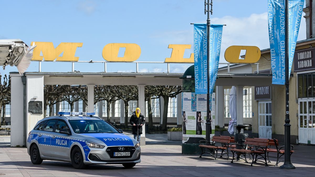 SOPOT, POLAND - 2020/04/03: Police car seen at the entrance of the Sopot Pier sending Voice messages  to people informing them to stay at home as a preventive measure against the spread of coronavirus.From March 31, the Polish government introduced new restrictions in connection with the coronavirus pandemic. Less people in the store, restrictions on the movement of minors, closed parks, boulevards and beaches. 3149 cases of coronavirus infection have been confirmed, 59 people have died in Poland. (Photo by Mateusz Slodkowski/SOPA Images/LightRocket via Getty Images)