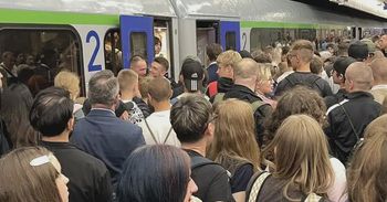 Tłok, upał i gigantyczne opóźnienia w pociągach. Sprawdziliśmy, czy to wina kolejarzy