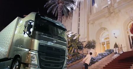 Volvo wkręca parkingowego przed luksusowym hotelem