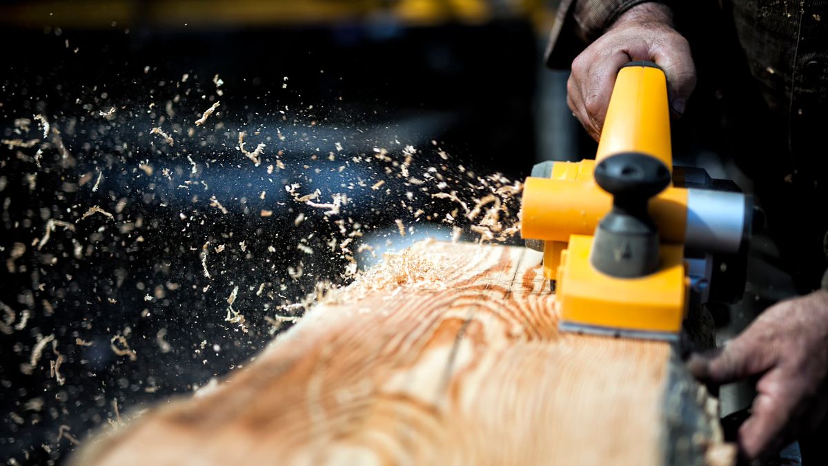 stolarka, stolarz, praca, robota, drewno, szlifierka, wióry, obróbka, odpryski, szlifowanie