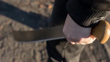 Oświęcim: Domowi agresorzy zatrzymani przez policję. Szok, co mieli przy sobie. Kastet i maczetę