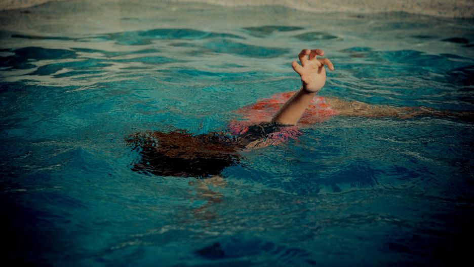 2-latka wpadła do lodowatej wody