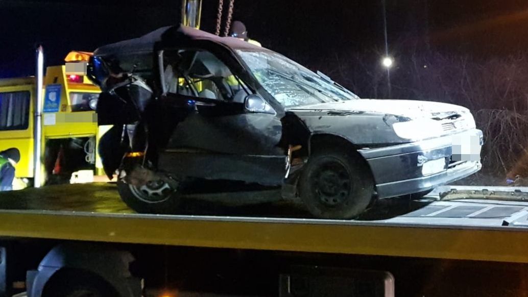 Wrak nissana po wypadku w Paulinowie koło Nałęczowa