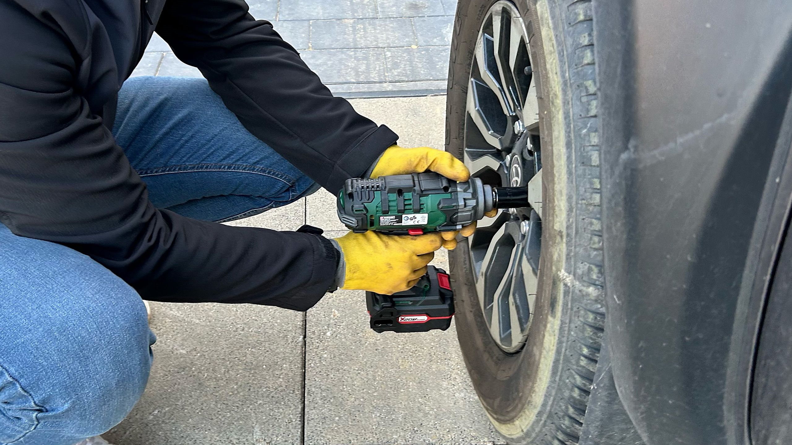 Kluczem udarowym tylko odkręcamy, a nigdy nie dokręcamy śrub kół