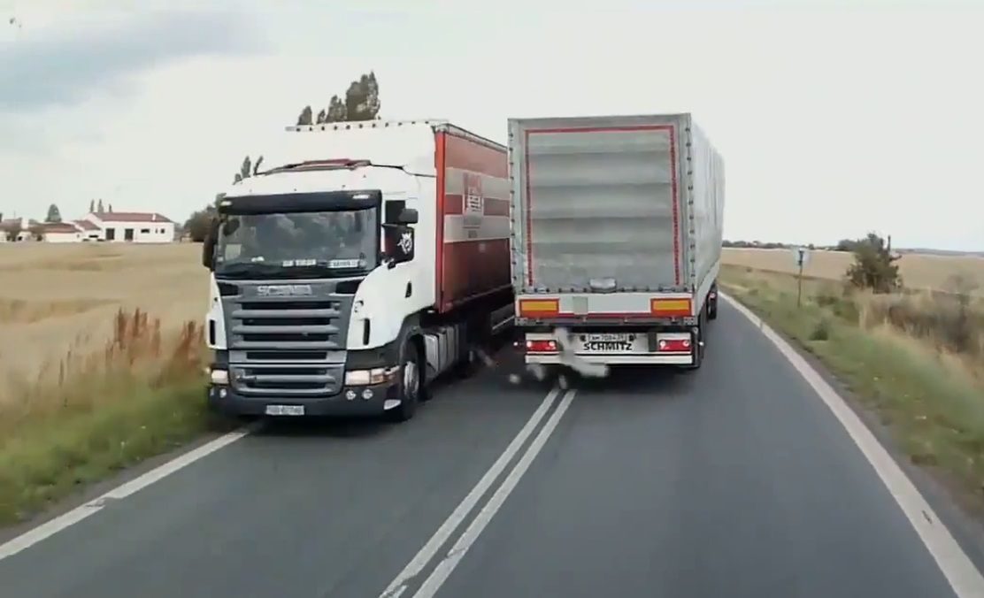 Dla rosyjskiego kierowcy ciężarówki nie ma złych miejsc do wyprzedzania