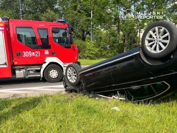 Warszawa. Dachowanie na skrzyżowaniu Alei Wilanowskiej z Puławską. Jedna osoba w szpitalu