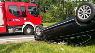Warszawa. Dachowanie na skrzyżowaniu Alei Wilanowskiej z Puławską. Jedna osoba w szpitalu