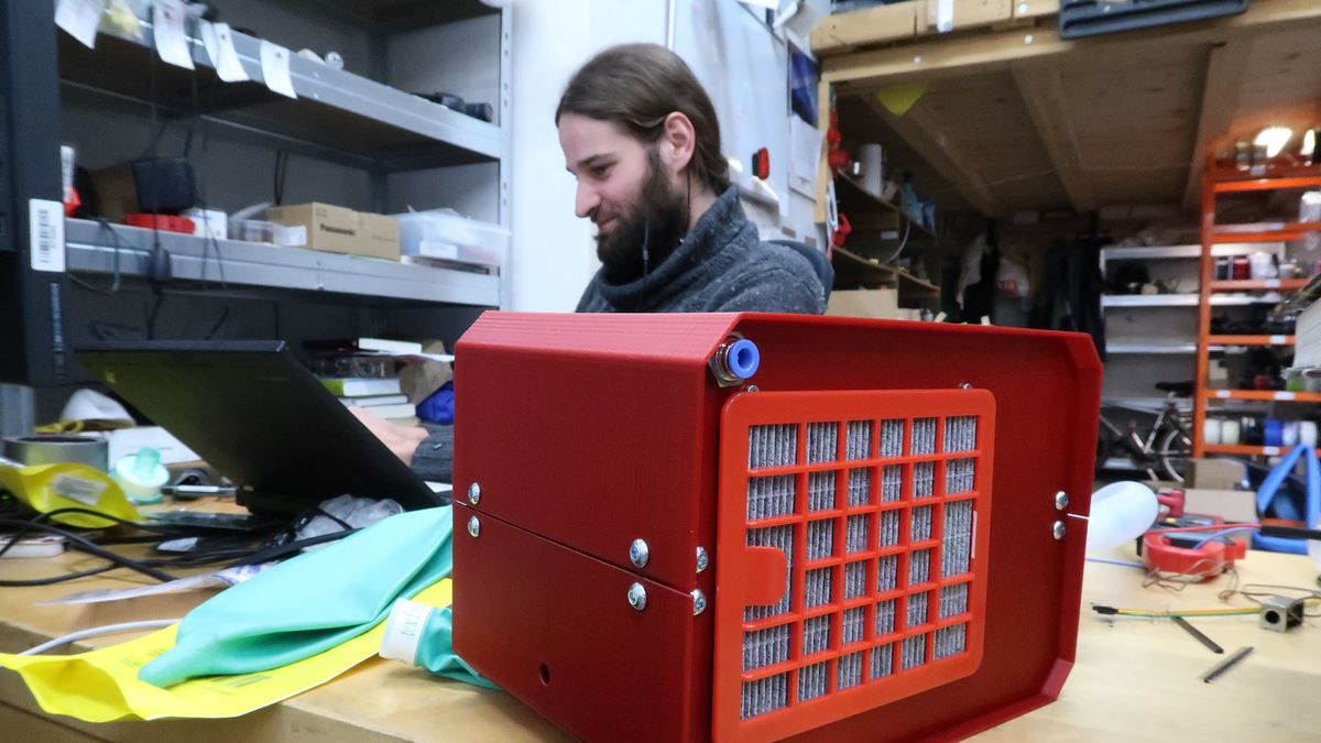 Nowa obudowa VentilAid wyciszyła urządzenie. W tle Szymon Bacher główny konstruktor urządzenia. 