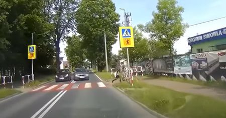 Dramat w Bojszowach. Dzieci odskoczyły w ostatniej chwili. Nagranie mrozi krew