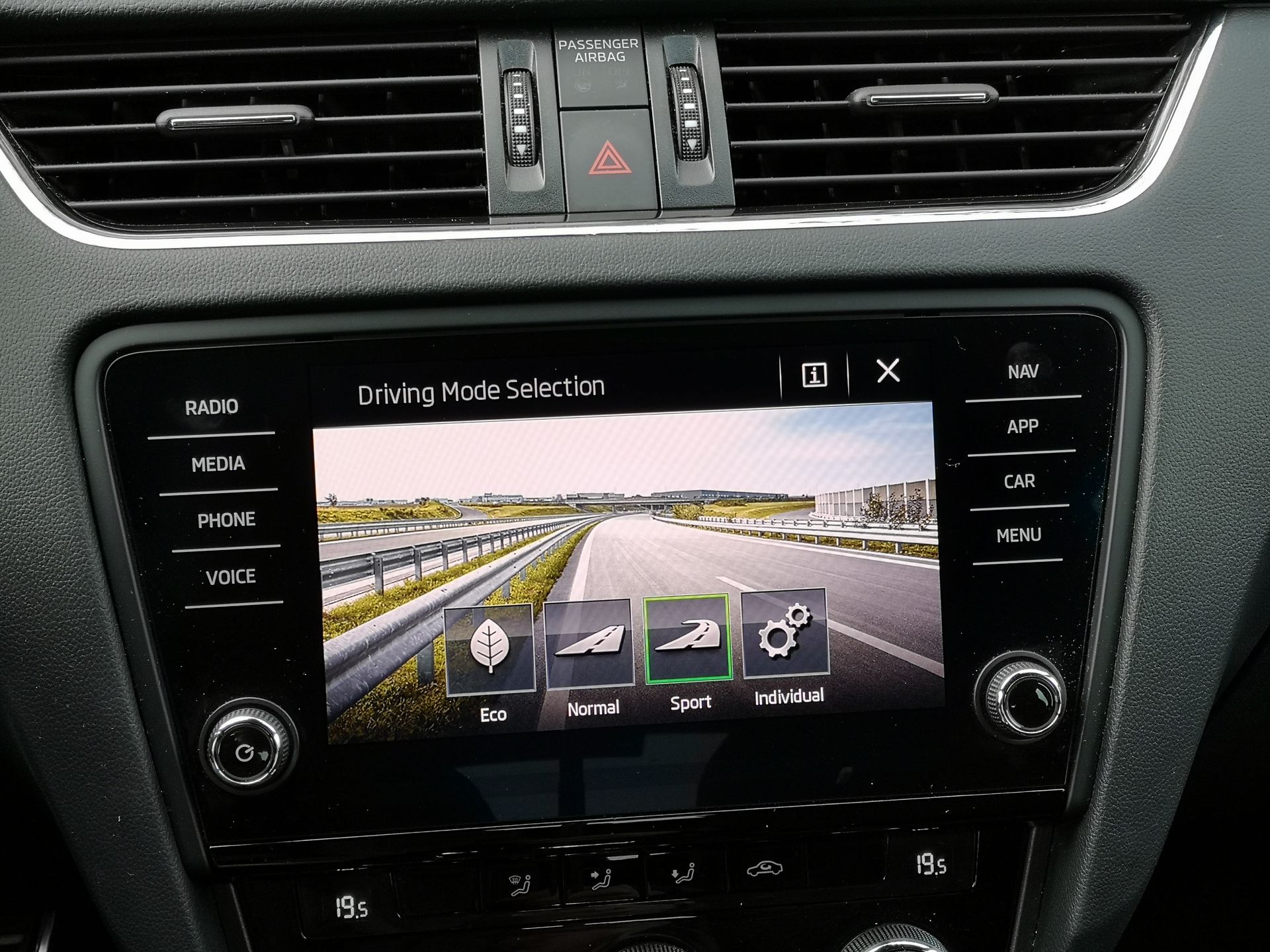 Skoda Octavia RS: audio Canton, zmienne tryby jazdy i system Amundsen 11