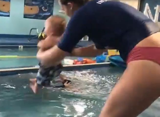 Wrzuciła niemowlę do basenu. Wstrząsające wideo oburzyło internautów