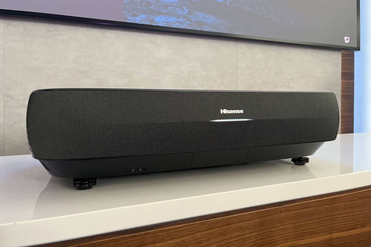 Hisense Laser TV 4K 120L9H – głośniki wbudowane na froncie projektora