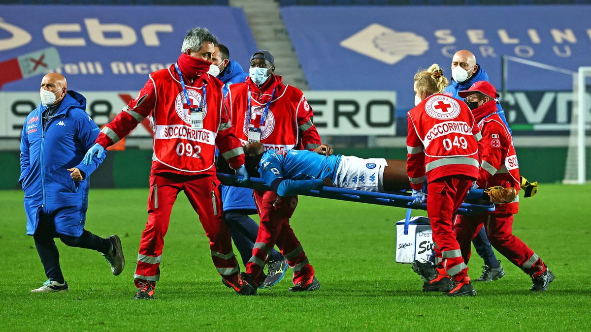 PAP/EPA / PAOLO MAGNI / Służby medyczne udzielające pomocy Victorowi Osimhenowi 