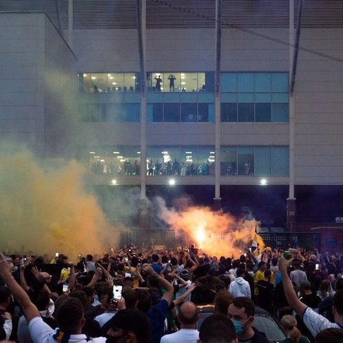 Kibice Leeds United pod Elland Road. W tle, na stadionie, drużyna Mateusza Klicha / fot. Mateusz Klich