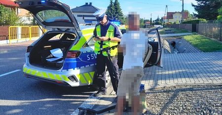 Jechał hulajnogą z workiem i miał blisko 2 promile. Policjanci skierowali sprawę do sądu