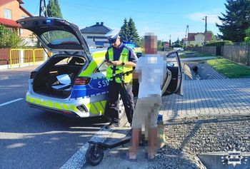 Jechał hulajnogą z workiem i miał blisko 2 promile. Policjanci skierowali sprawę do sądu