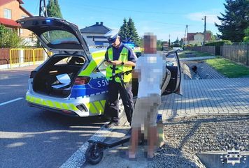 Jechał hulajnogą z workiem i miał blisko 2 promile. Policjanci skierowali sprawę do sądu