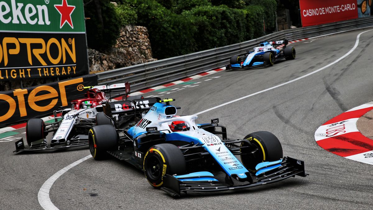 Robert Kubica przed Antonio Giovinazzim