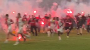 Gigantyczny skandal w meczu o mistrzostwo. Piłkarze uciekali przed chuliganami [WIDEO]