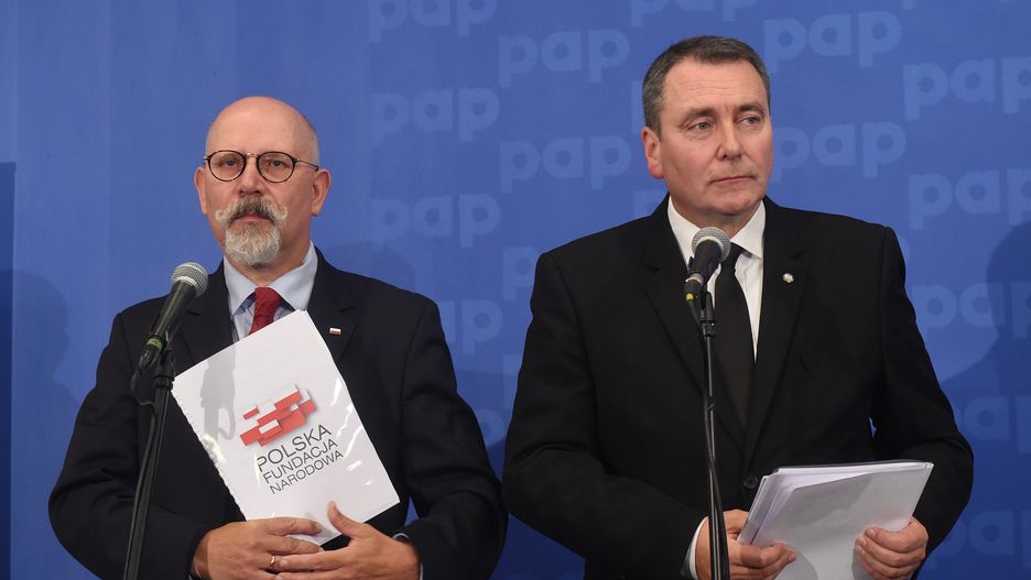Prezes zarządu Polskiej Fundacji Narodowej Cezary Andrzej Jurkiewicz (P) oraz członek zarządu Fundacji Maciej Świrski (L) podczas konferencji dot. szczegółów kampanii informacyjnej nt. reform wymiaru sprawiedliwości