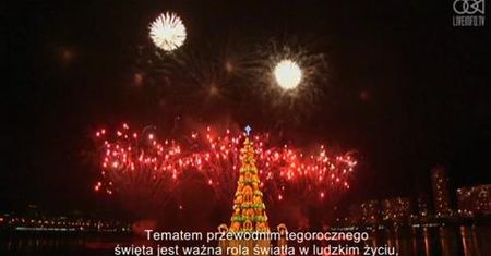 Ogromna pływająca "choinka"