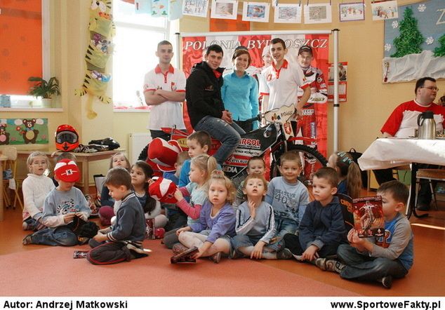 Młodzi Poloniści podczas spotkania w przedszkolu
