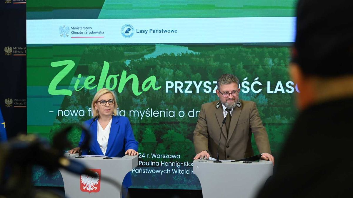 Minister Klimatu i Środowiska Paulina Hennig-Kloska oraz szef Lasów Państwowych Witold Koss