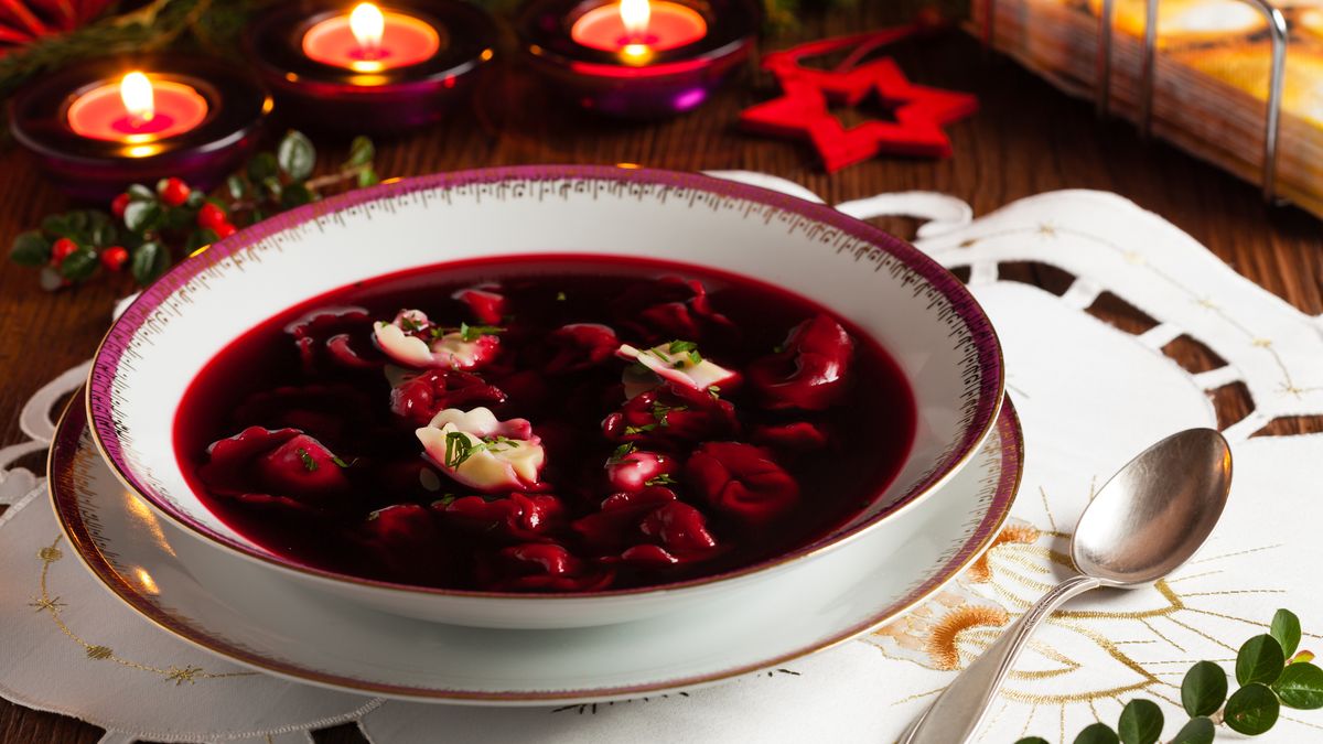 Czerwony barszcz z uszkami to wigilijny klasyk 