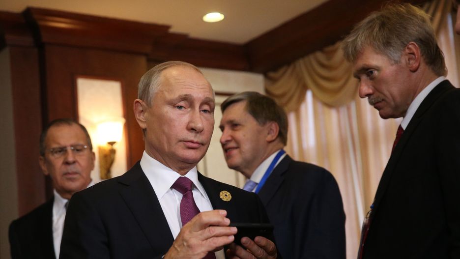 Rosyjski prezydent Władimir Putin w otoczeniu swoich najbliższych współpracowników - rzecznika Dmitrija Pieskowa, szefa MSZ Siergieja Ławrowa i Jurija Uszakowa, prezydenckiego doradcy w sprawach zagranicznych