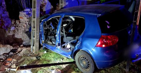 Wjechał w murowane ogrodzenie. Kierowca nie żyje, pasażer w szpitalu