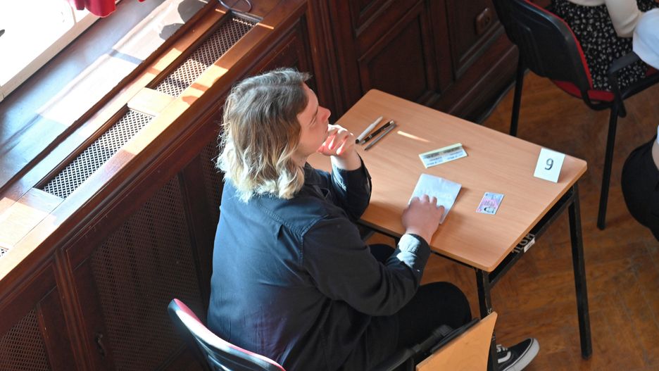 Szczecin, 04.05.2022. Maturzystka na egzaminie maturalnym z języka polskiego w I LO im. Marii Skłodowskiej-Curie w Szczecinie, 4 bm. Blisko 290 tys. tegorocznych absolwentów liceów ogólnokształcących, techników i szkół branżowych II stopnia przystąpiło o godzinie 9.00 do obowiązkowego pisemnego egzaminu z języka polskiego na poziomie podstawowym. (jm) PAP/Marcin Bielecki