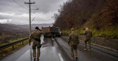 Bałkański "kocioł" wrze. NATO reaguje i zwiększa liczbę żołnierzy