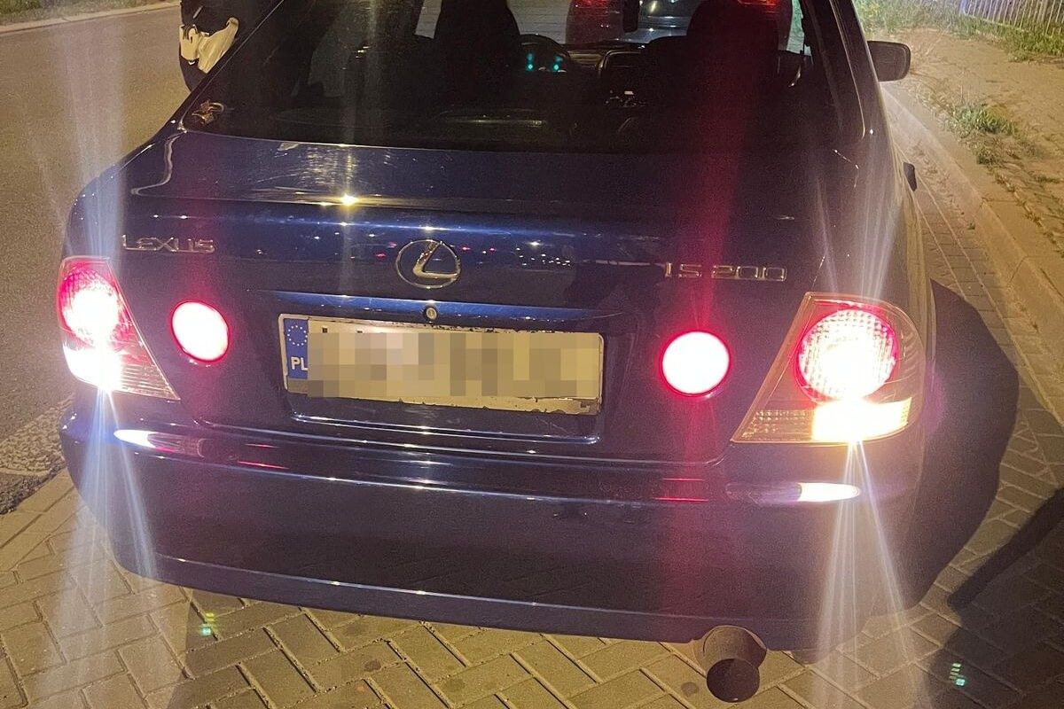 Policjanci kontrolujący kierowcę lexusa