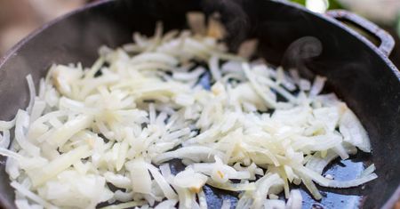 Poprawia pracę wątroby, pomaga na problemy z żołądkiem. Kosztuje grosze