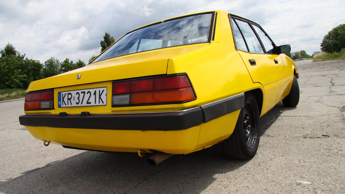 40-letni samochód jest "uwolniony" od obowiązku płacenia OC za sam fakt istnienia. Wystarczy płacić wtedy, kiedy się jeździ, choć nawet zostawiając auto na podwórku, trzeba być czujnym