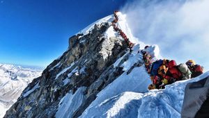 Wariactwo pod Mount Everest. Ludzie giną na własne życzenie