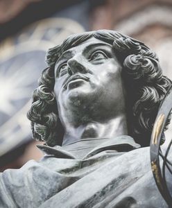 Pomnik Kopernika w Toruniu. Mieszkańcy oburzeni jego nowym "strojem"