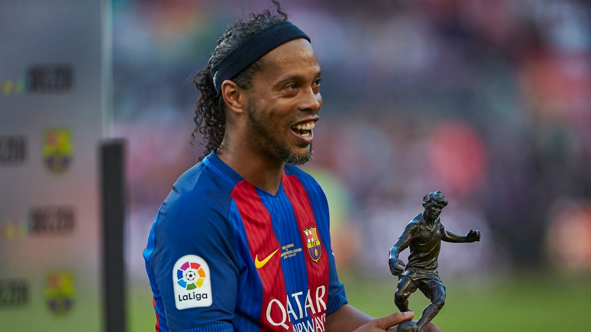 PAP / EPA/ALEJANDRO GARCIA / Ronaldinho z nagrodą dla MVP meczu legend Barca-Man Utd (30.06.2017 r.)