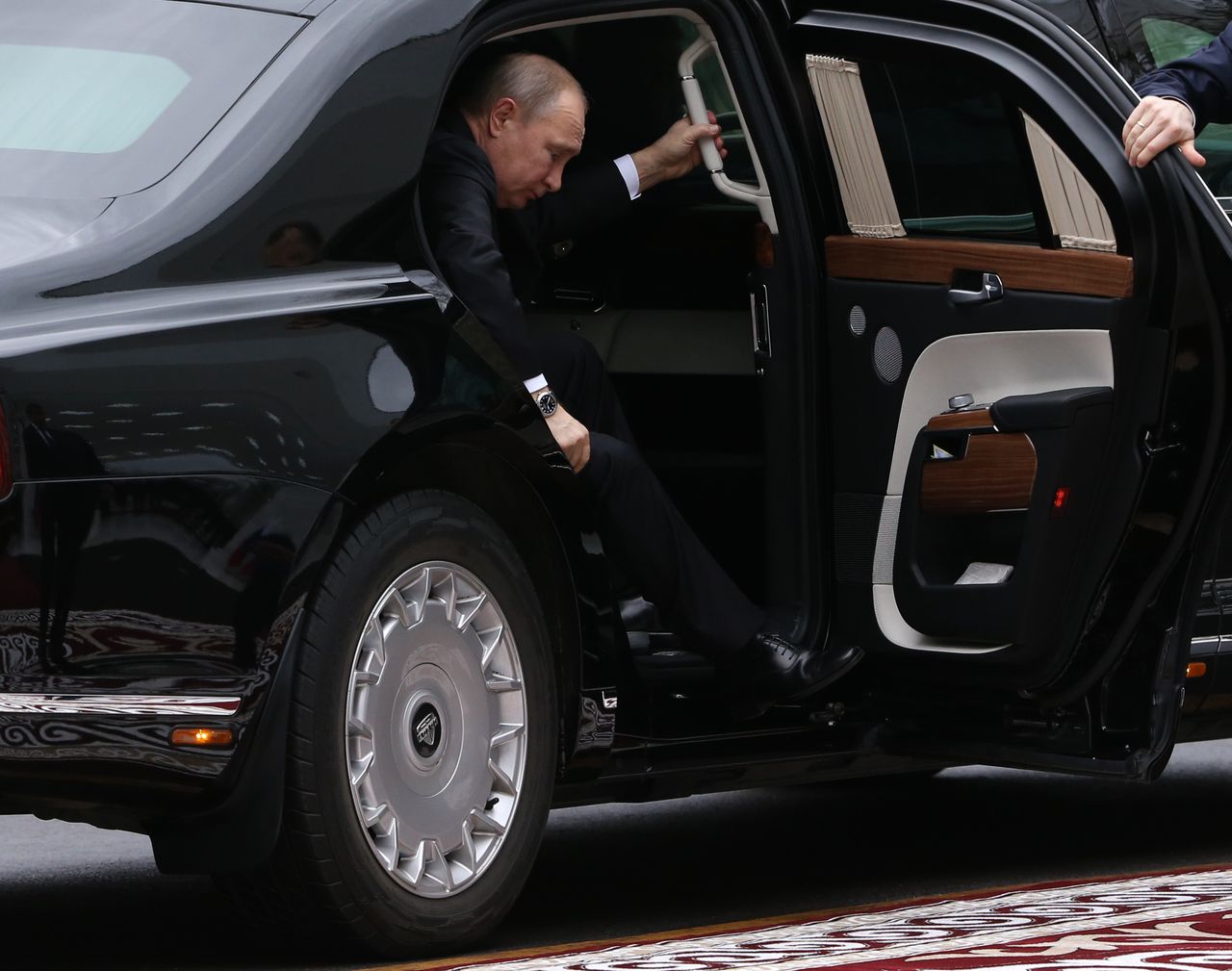 Drzwi limuzyny Putina nie są tak potężne jak amerykańskiej "Bestii"