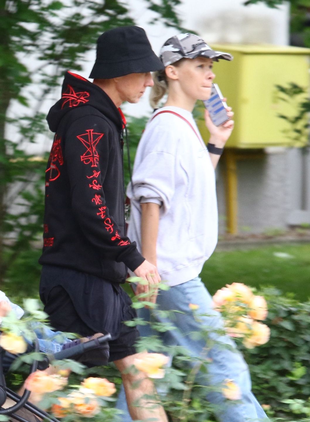 Nergal z synem, partnerką i mamą