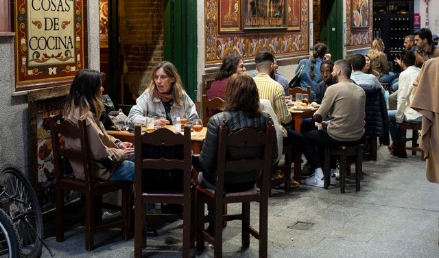Mimo rosnącej liczby zachorowań, bary i restauracje w Hiszpanii pozostają otwarte